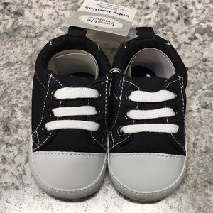 Luvable Friends Baby Booties. Black/ white 6-12m